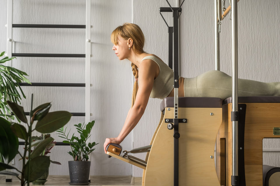 Reformer pilates dersi - Reformer Flow seansı